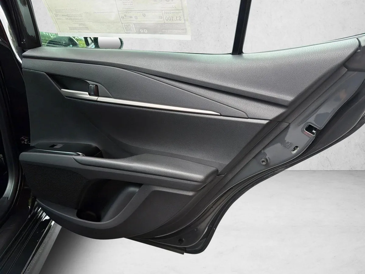 2026 Toyota Camry SE thumbnail 16
