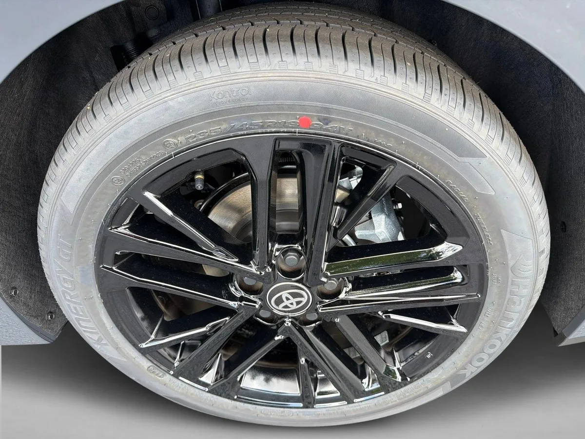 2026 Toyota Camry SE thumbnail 19