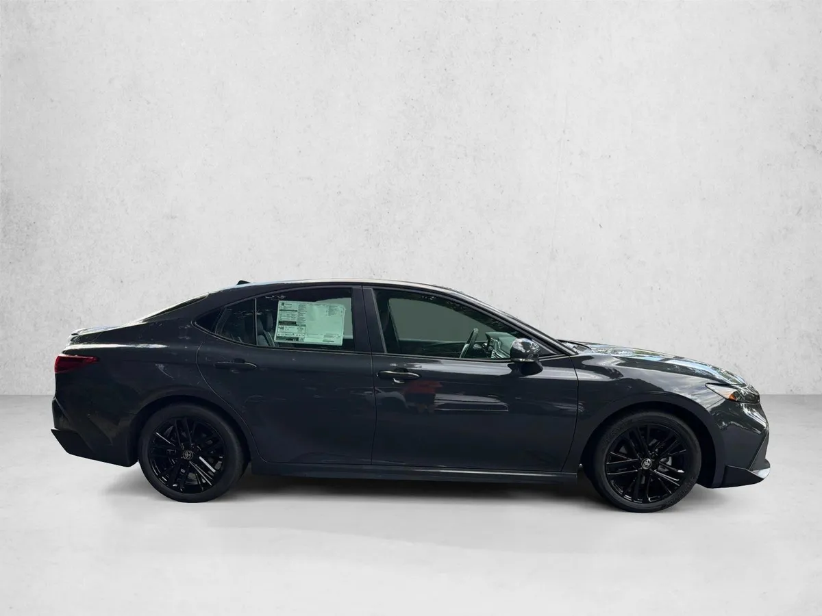 2026 Toyota Camry SE thumbnail 2