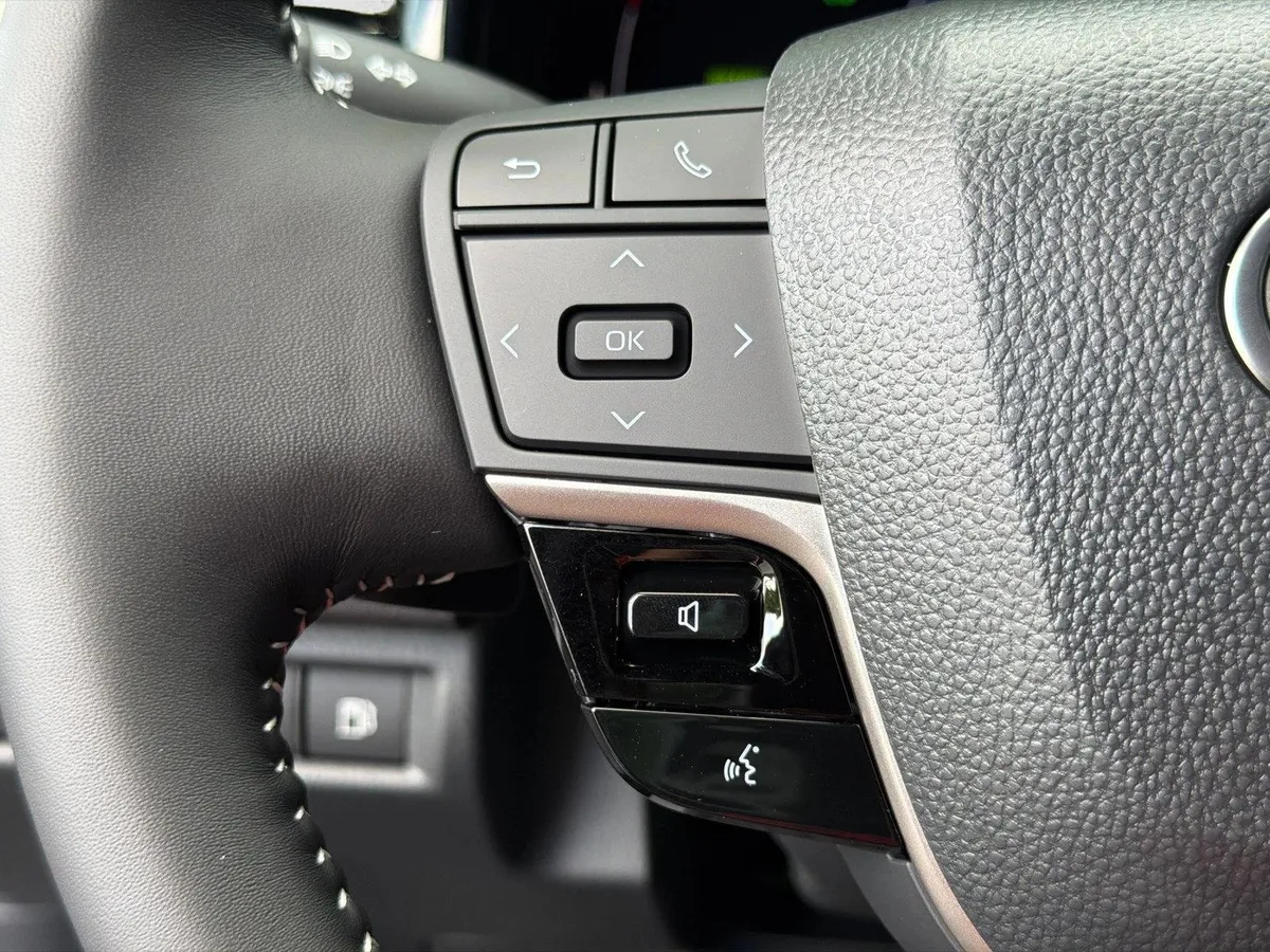 2026 Toyota Camry SE thumbnail 24