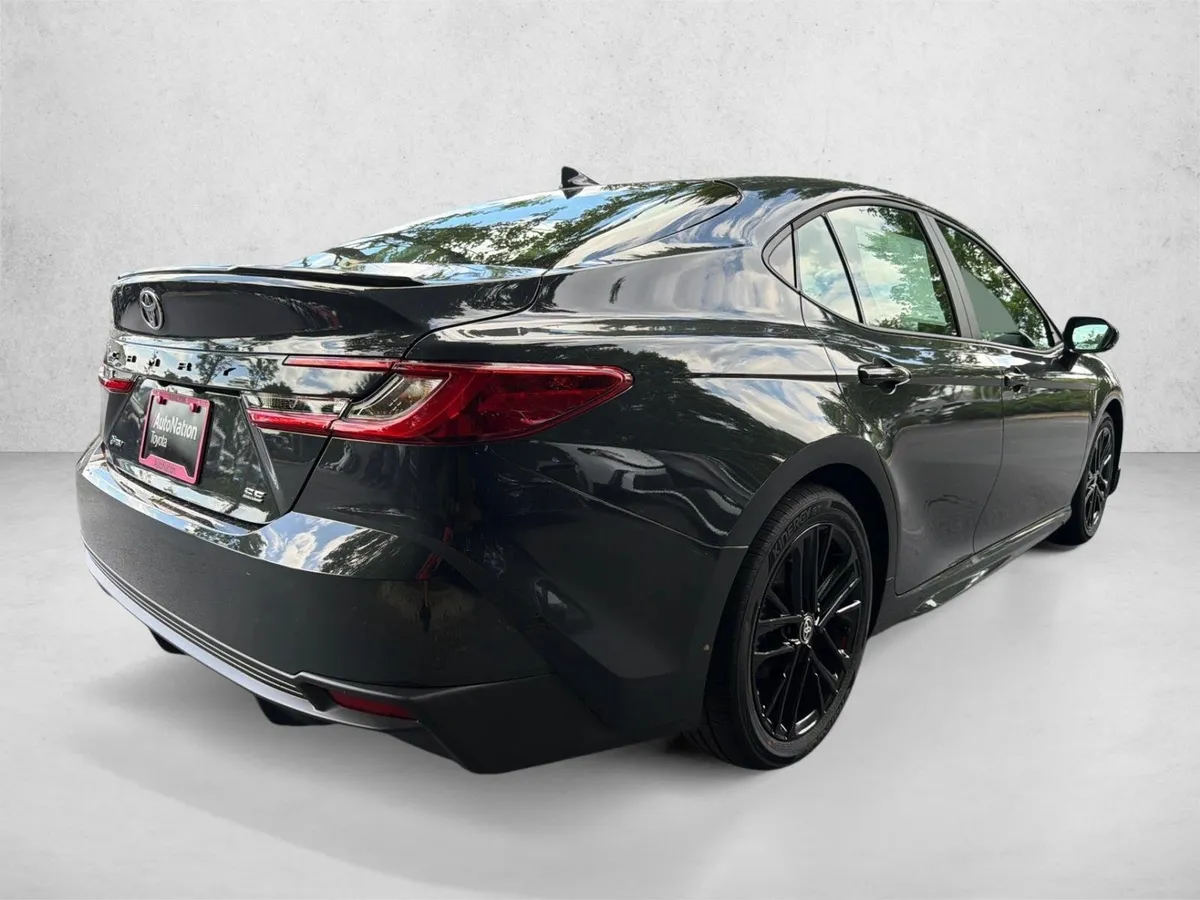 2026 Toyota Camry SE thumbnail 3