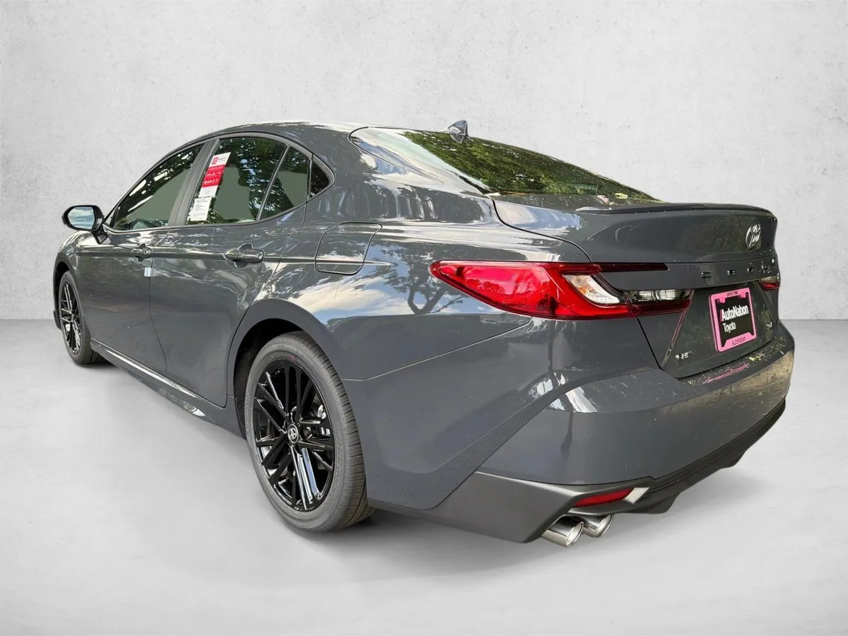 2026 Toyota Camry SE thumbnail 5