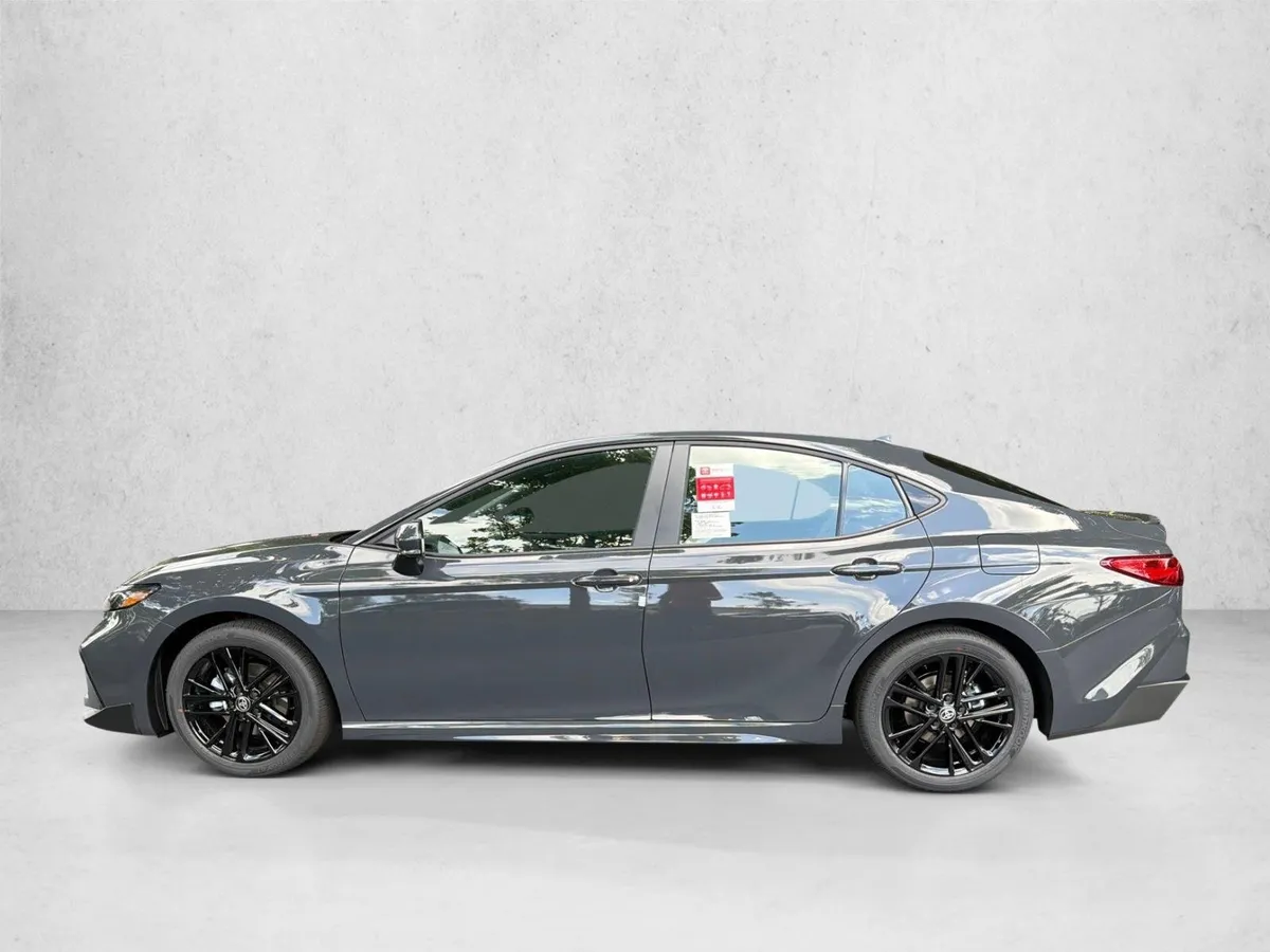 2026 Toyota Camry SE thumbnail 6