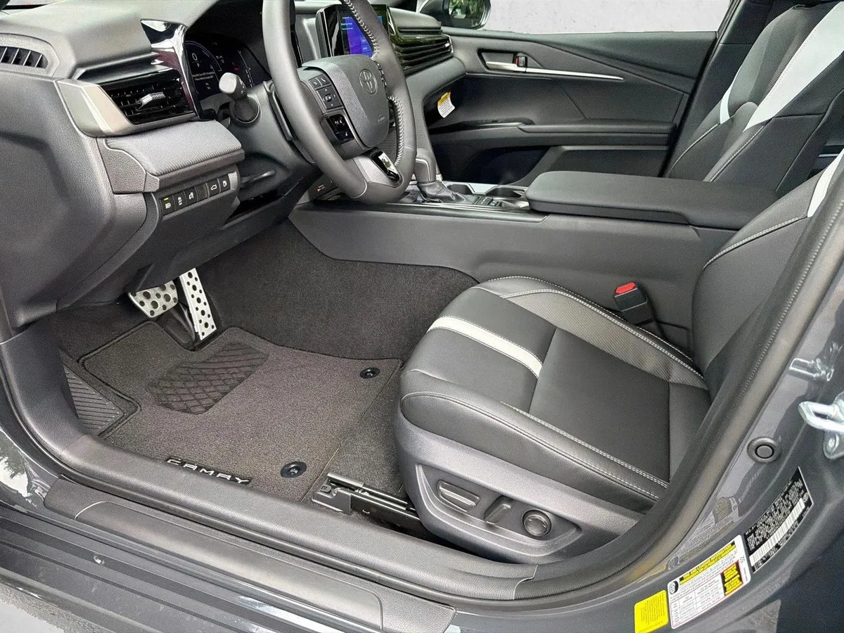 2026 Toyota Camry SE thumbnail 9