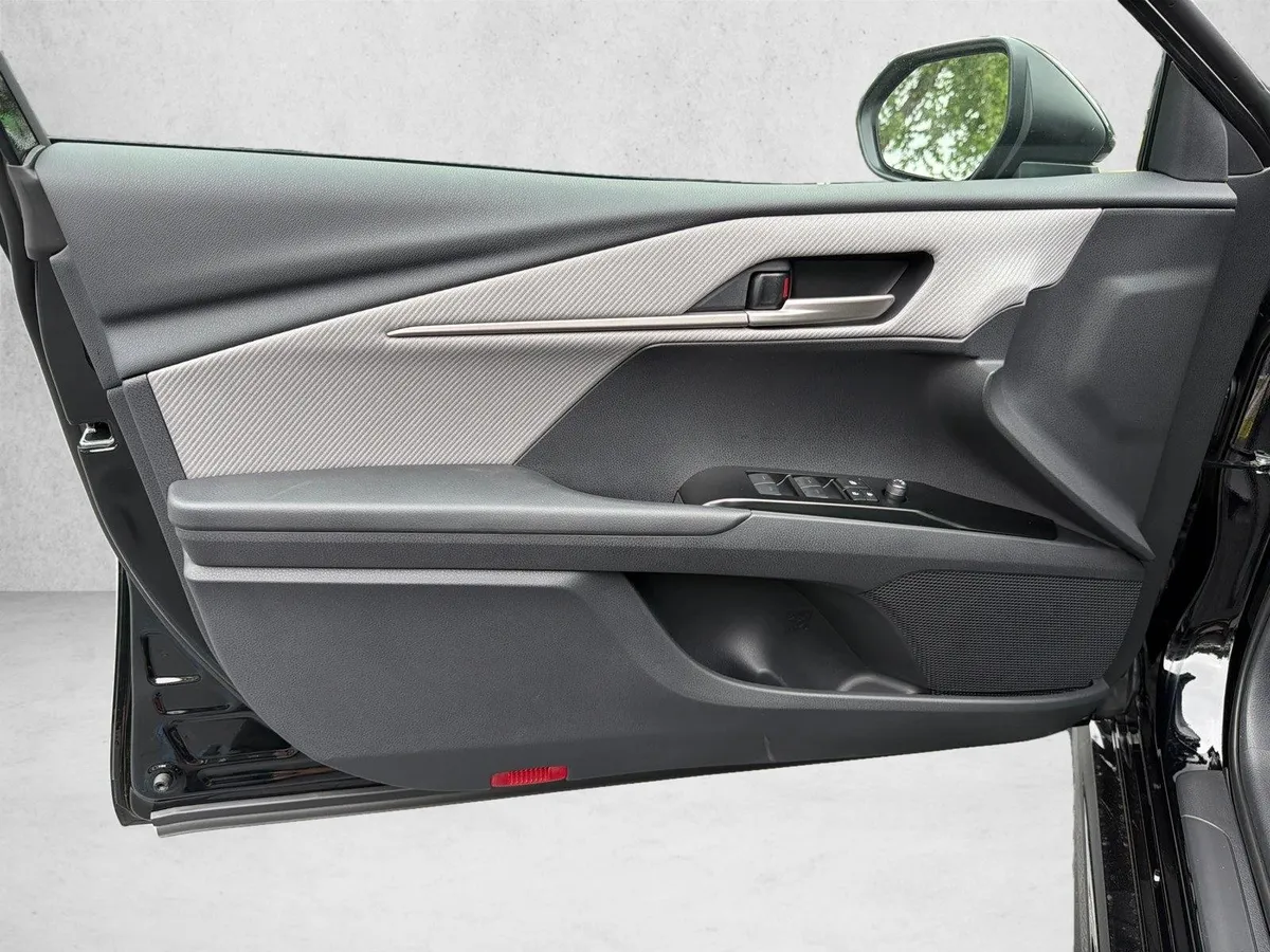2026 Toyota Camry SE thumbnail 10