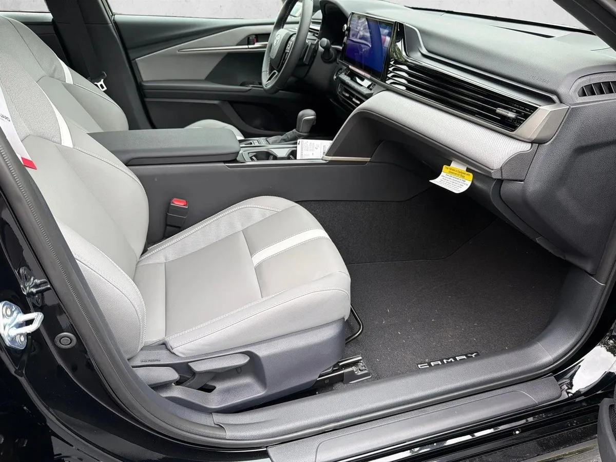 2026 Toyota Camry SE thumbnail 13