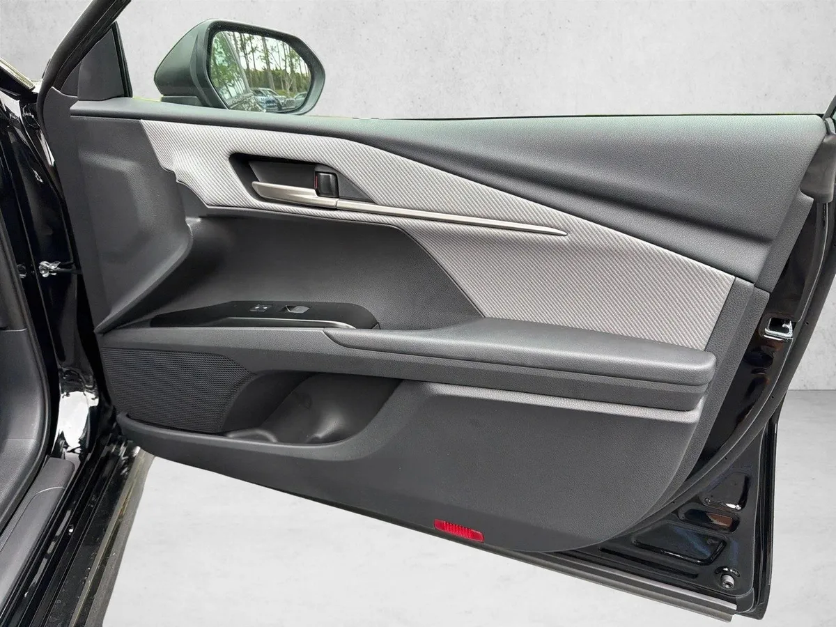 2026 Toyota Camry SE thumbnail 14