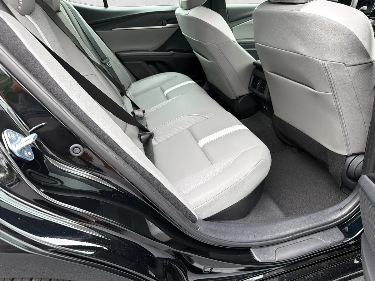 2026 Toyota Camry SE thumbnail 15