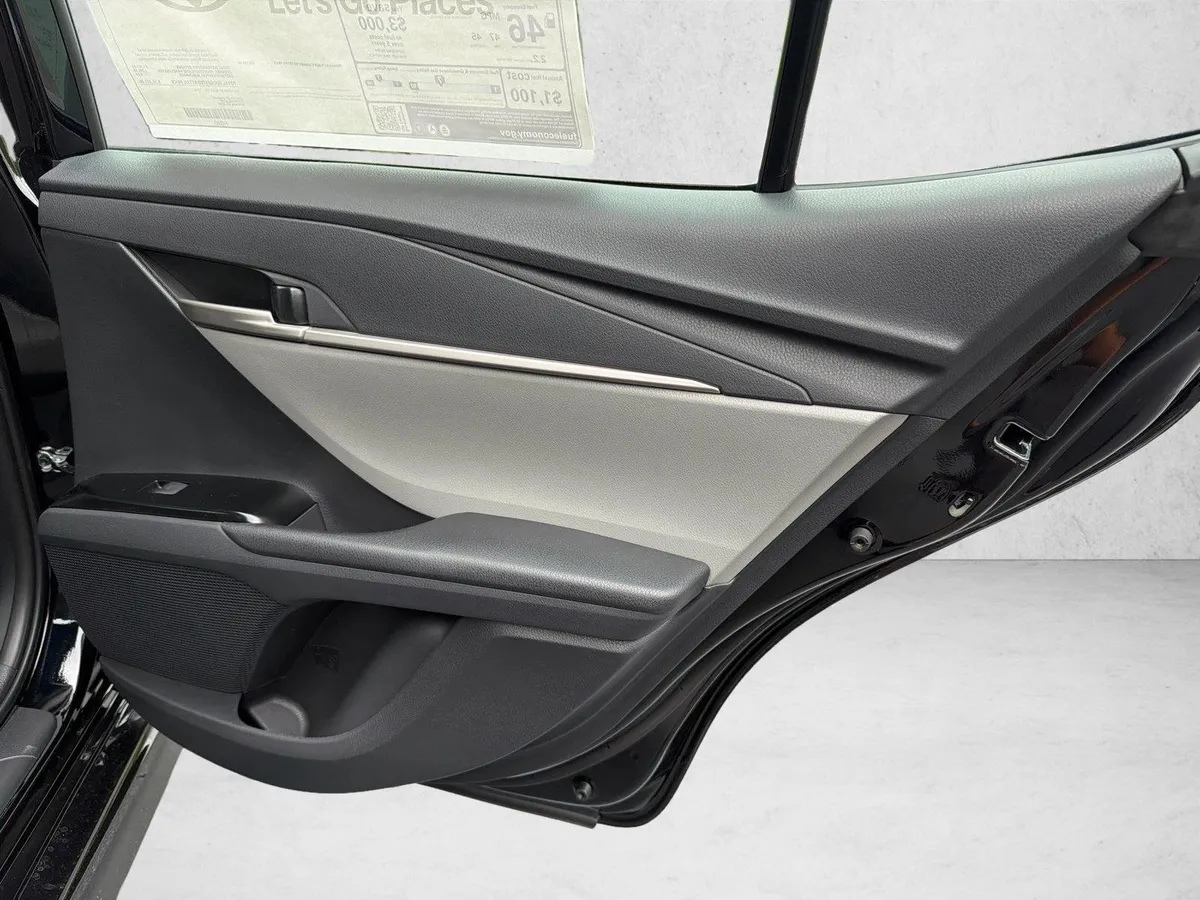 2026 Toyota Camry SE thumbnail 16