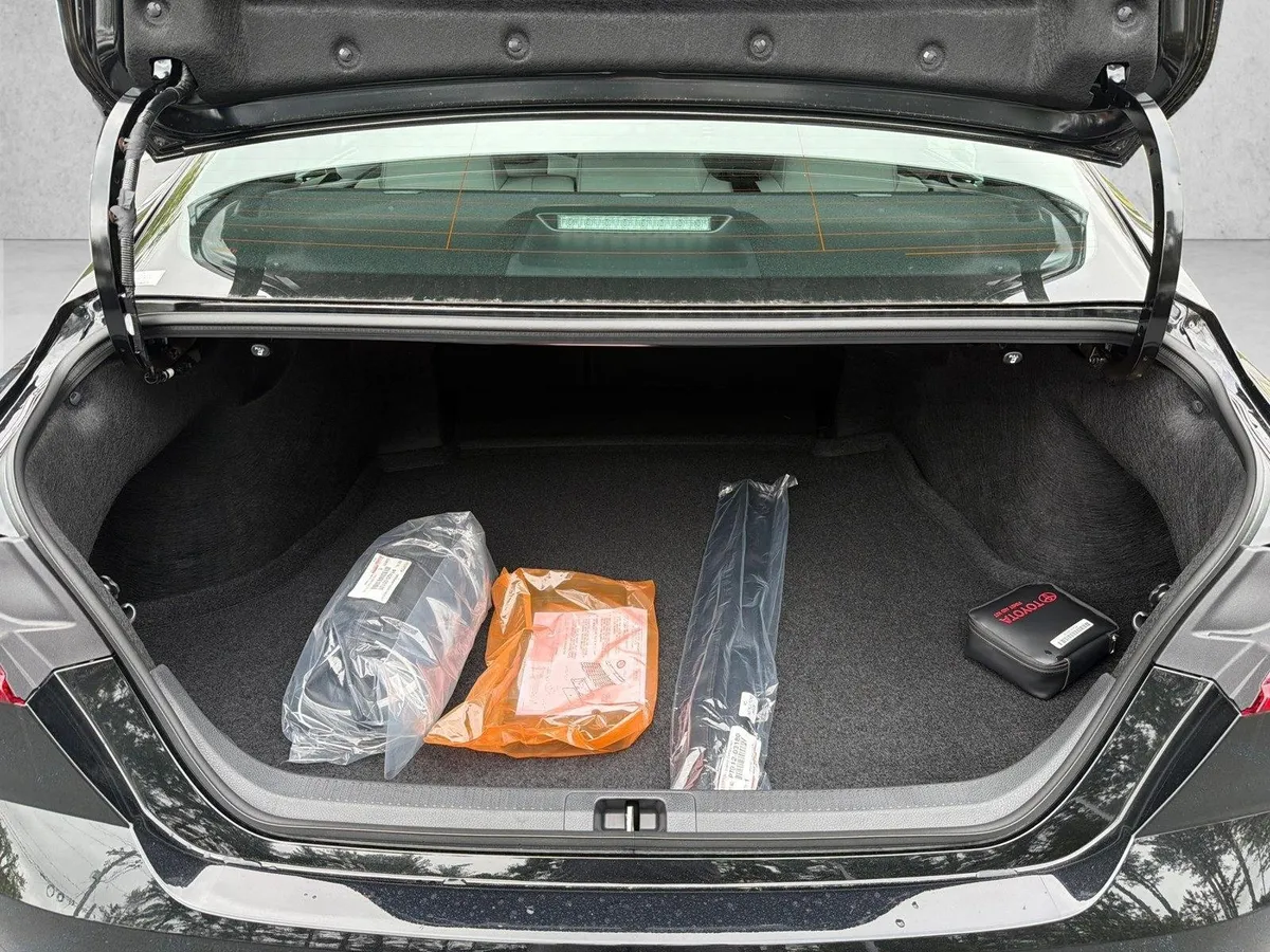 2026 Toyota Camry SE thumbnail 18
