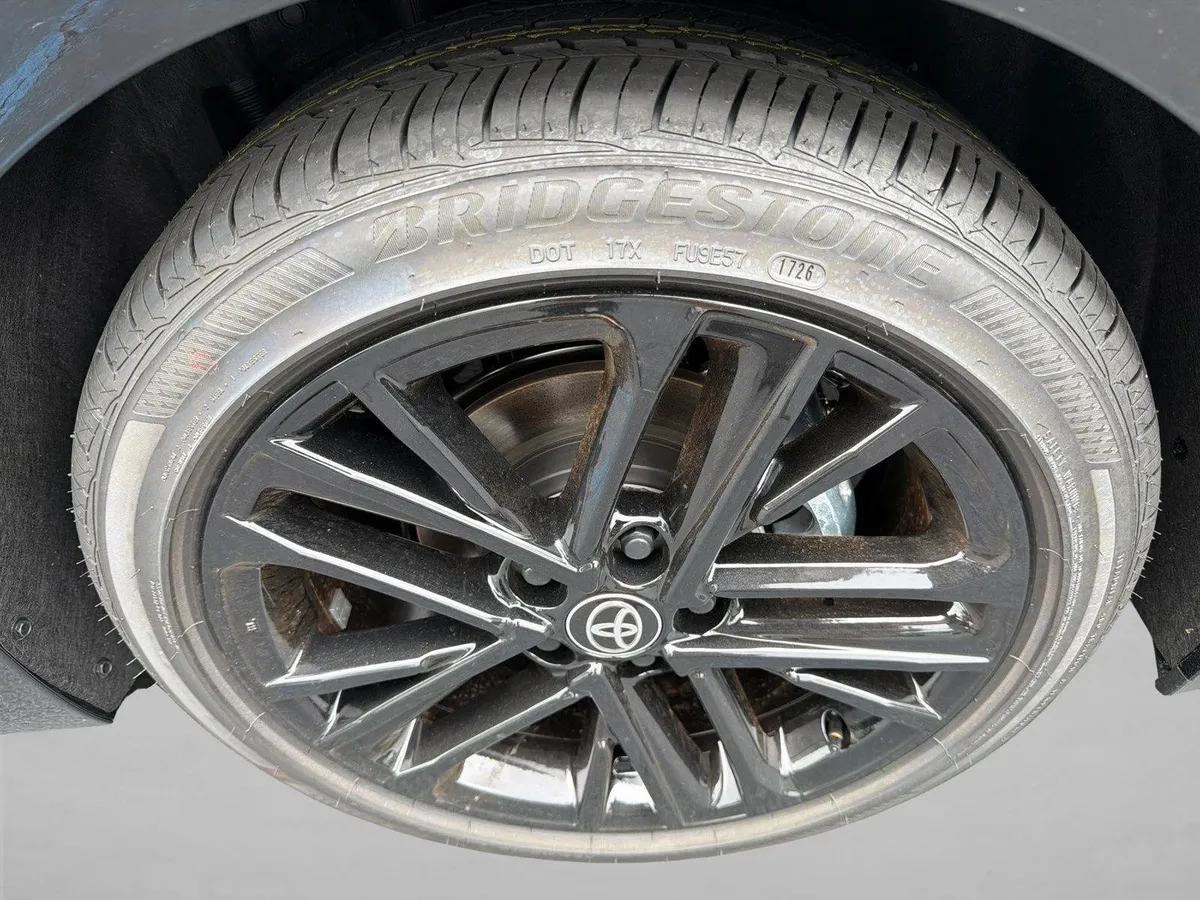 2026 Toyota Camry SE thumbnail 19