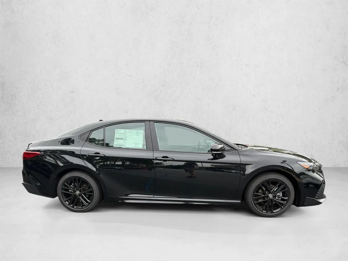 2026 Toyota Camry SE thumbnail 2