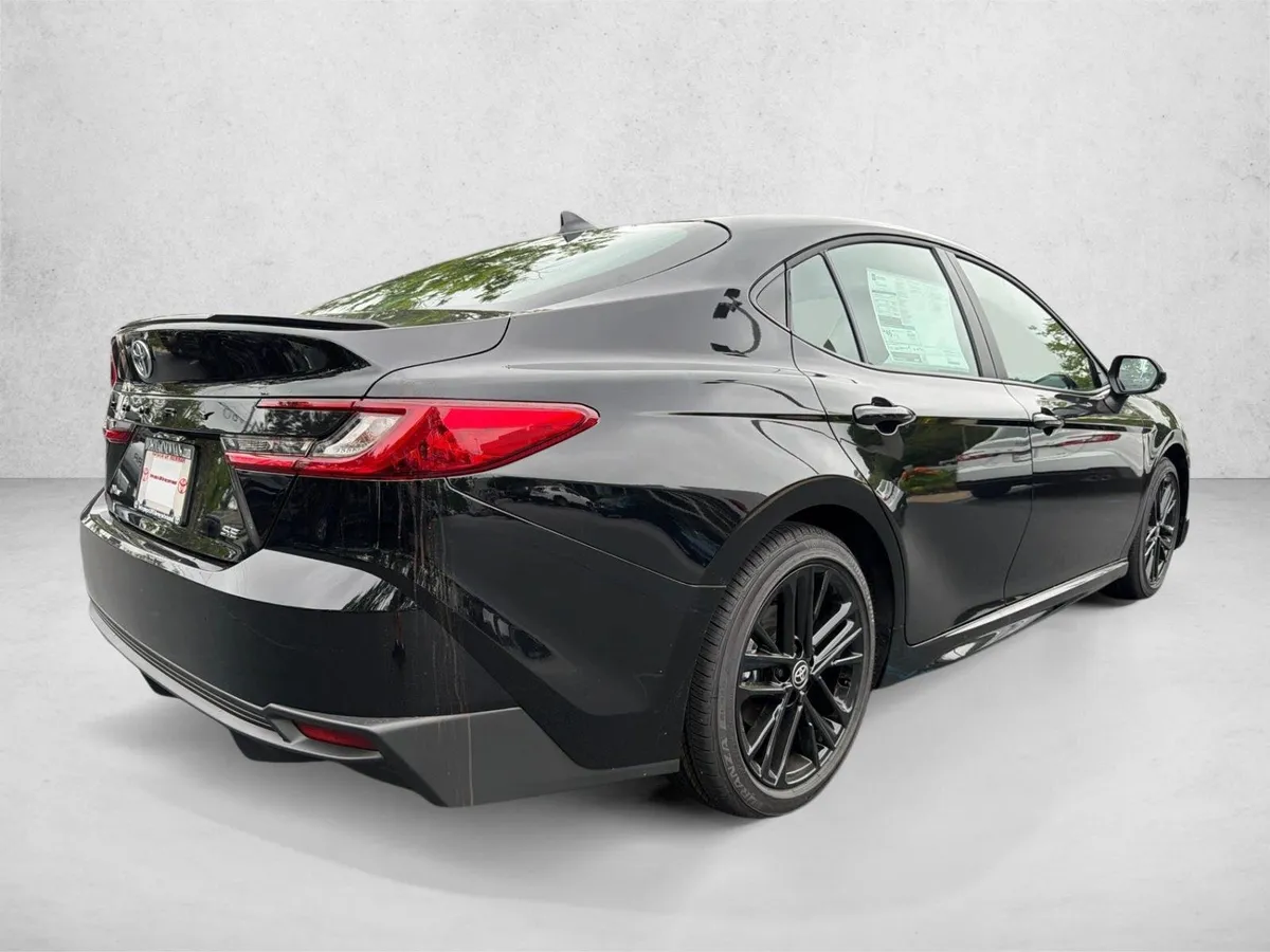 2026 Toyota Camry SE thumbnail 3