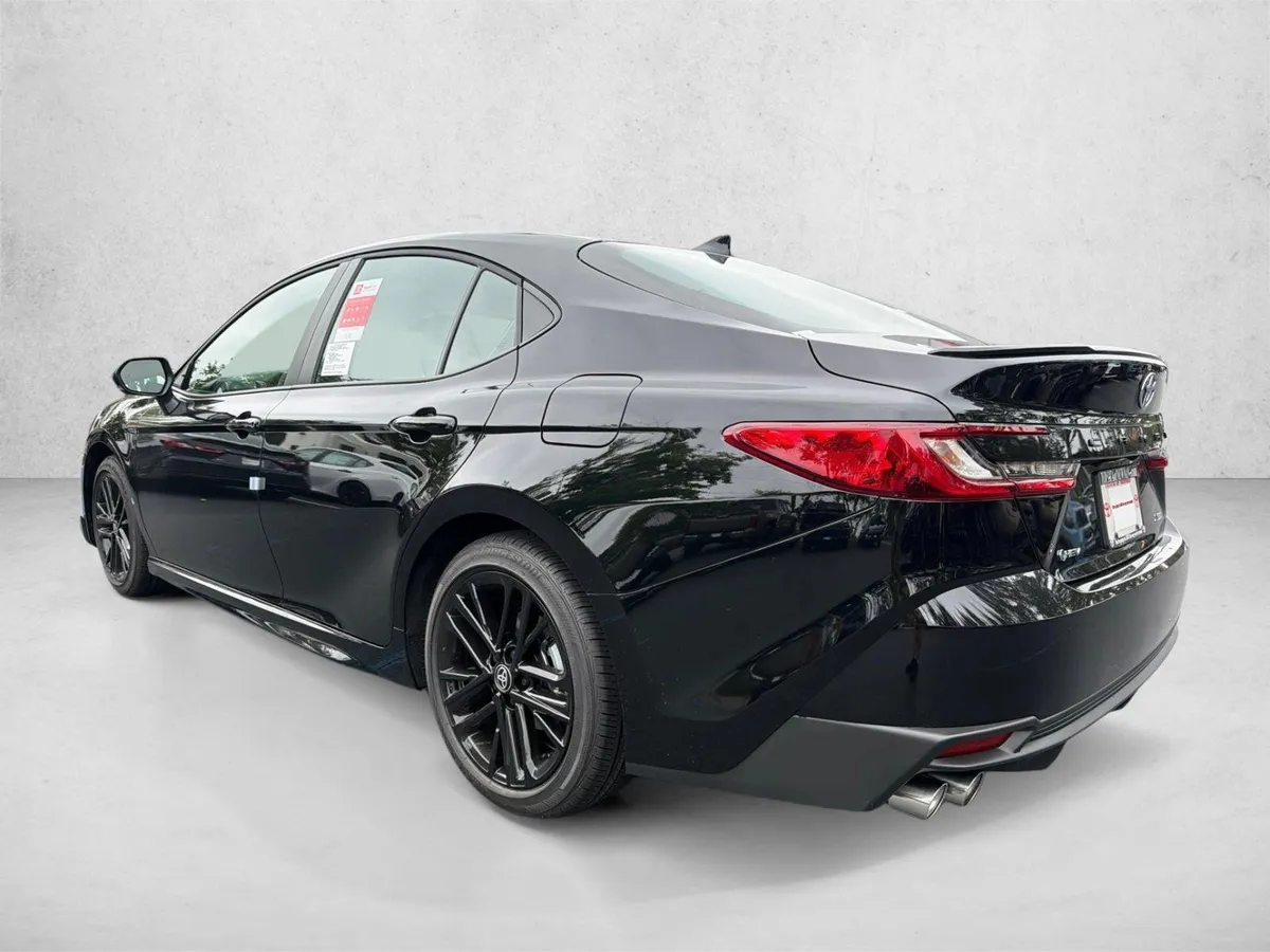 2026 Toyota Camry SE thumbnail 5