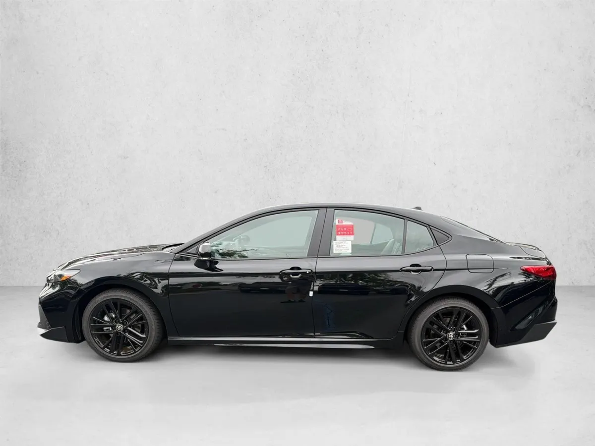 2026 Toyota Camry SE thumbnail 6