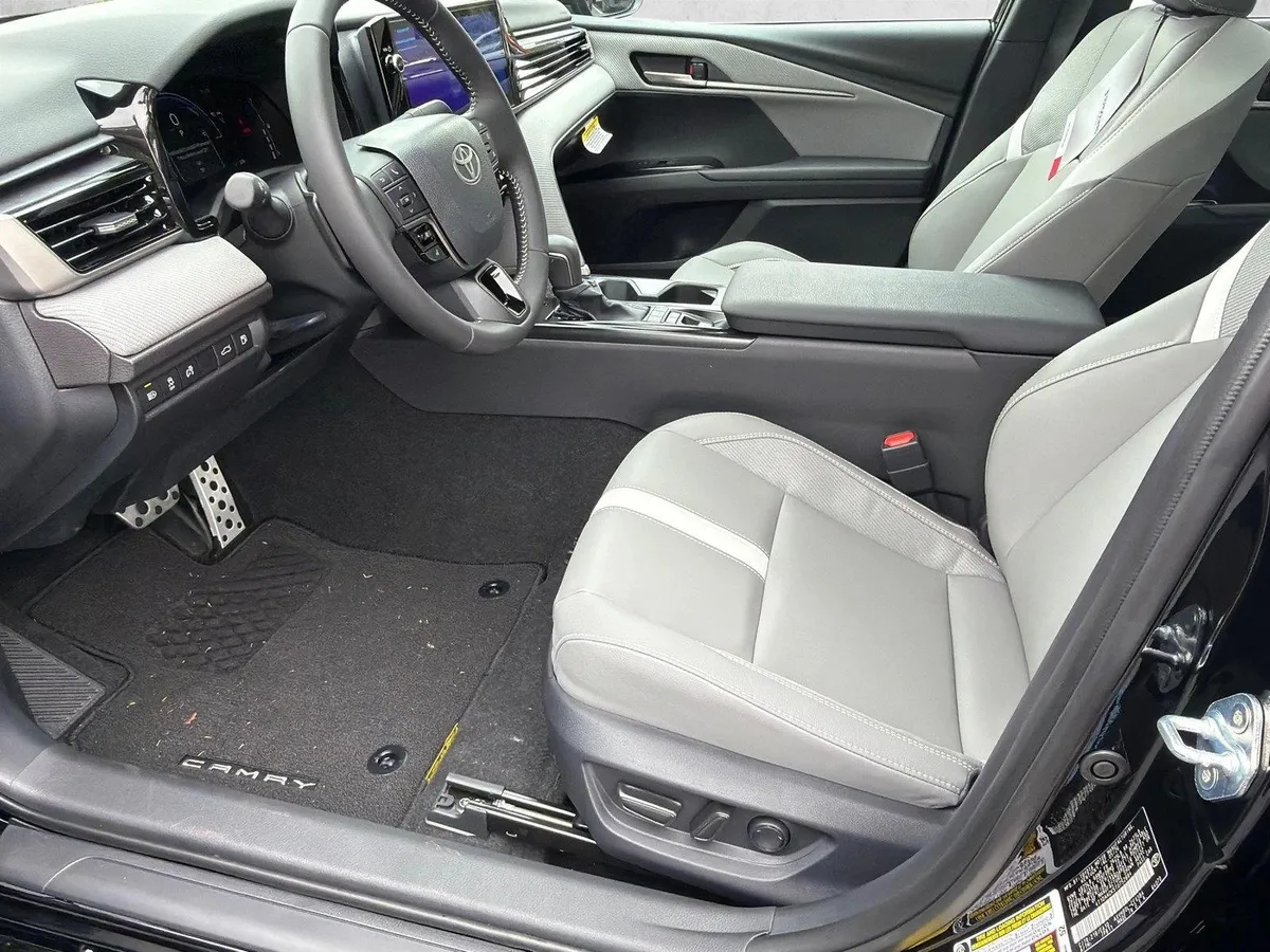 2026 Toyota Camry SE thumbnail 9