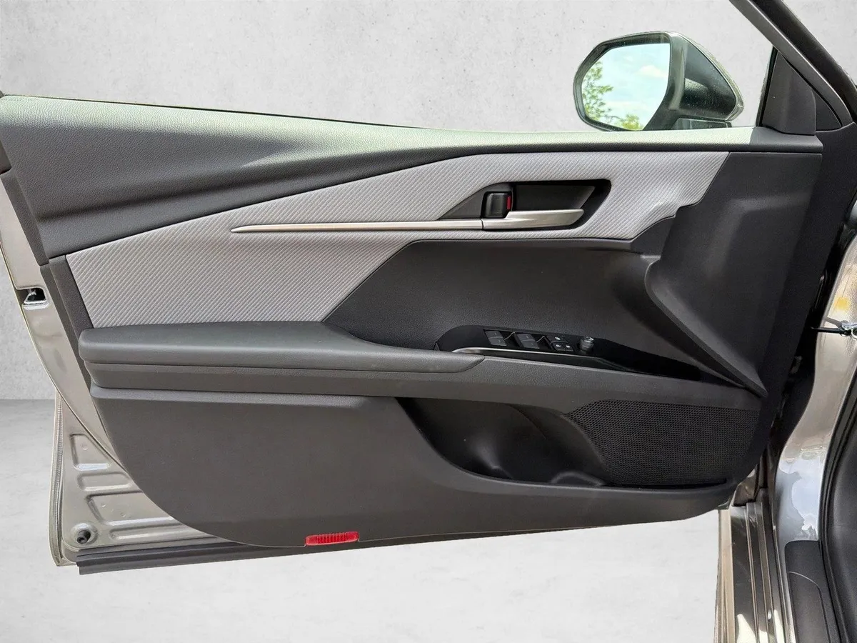 2026 Toyota Camry SE thumbnail 10