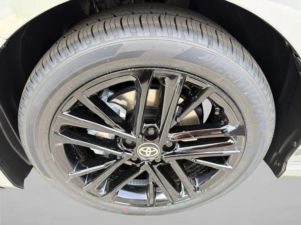 2026 Toyota Camry SE thumbnail 11