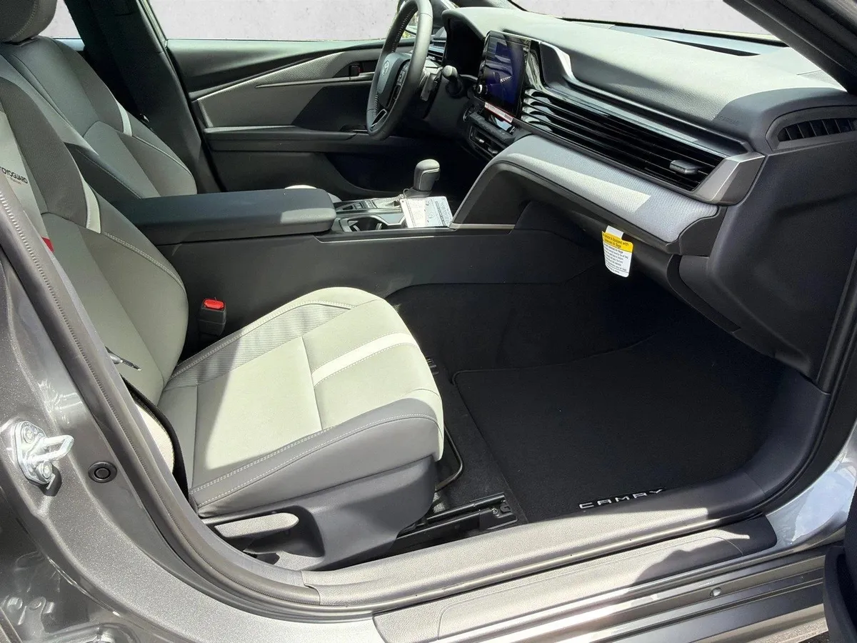 2026 Toyota Camry SE thumbnail 13