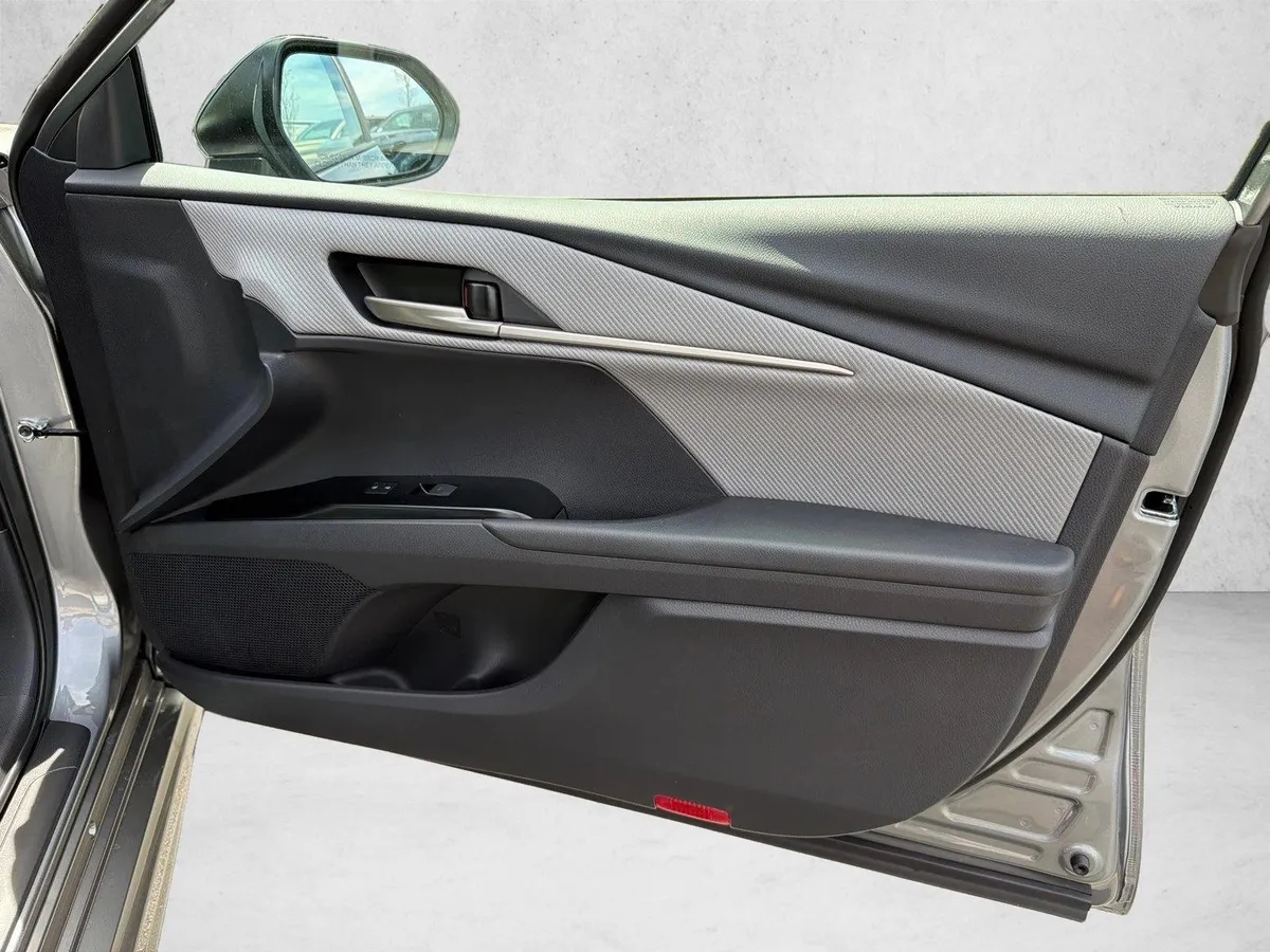 2026 Toyota Camry SE thumbnail 14