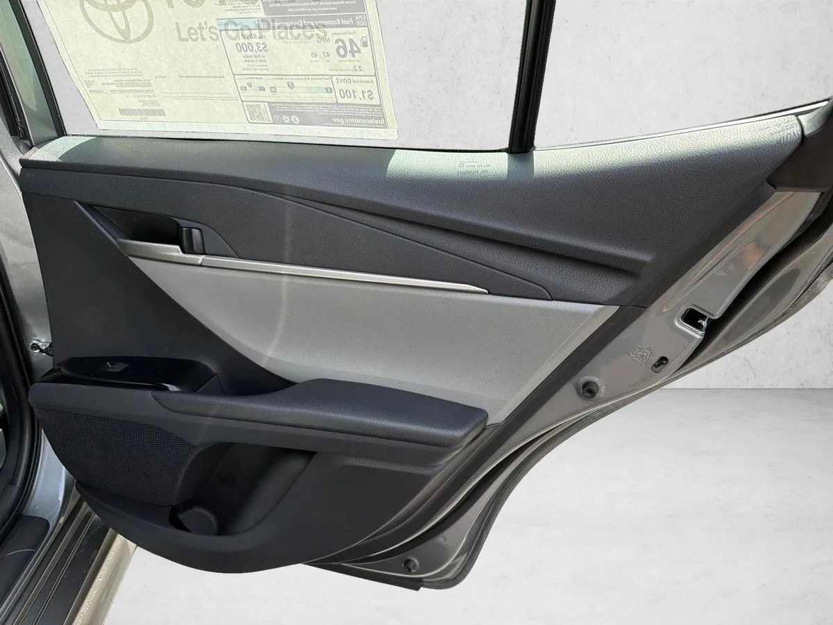 2026 Toyota Camry SE thumbnail 16