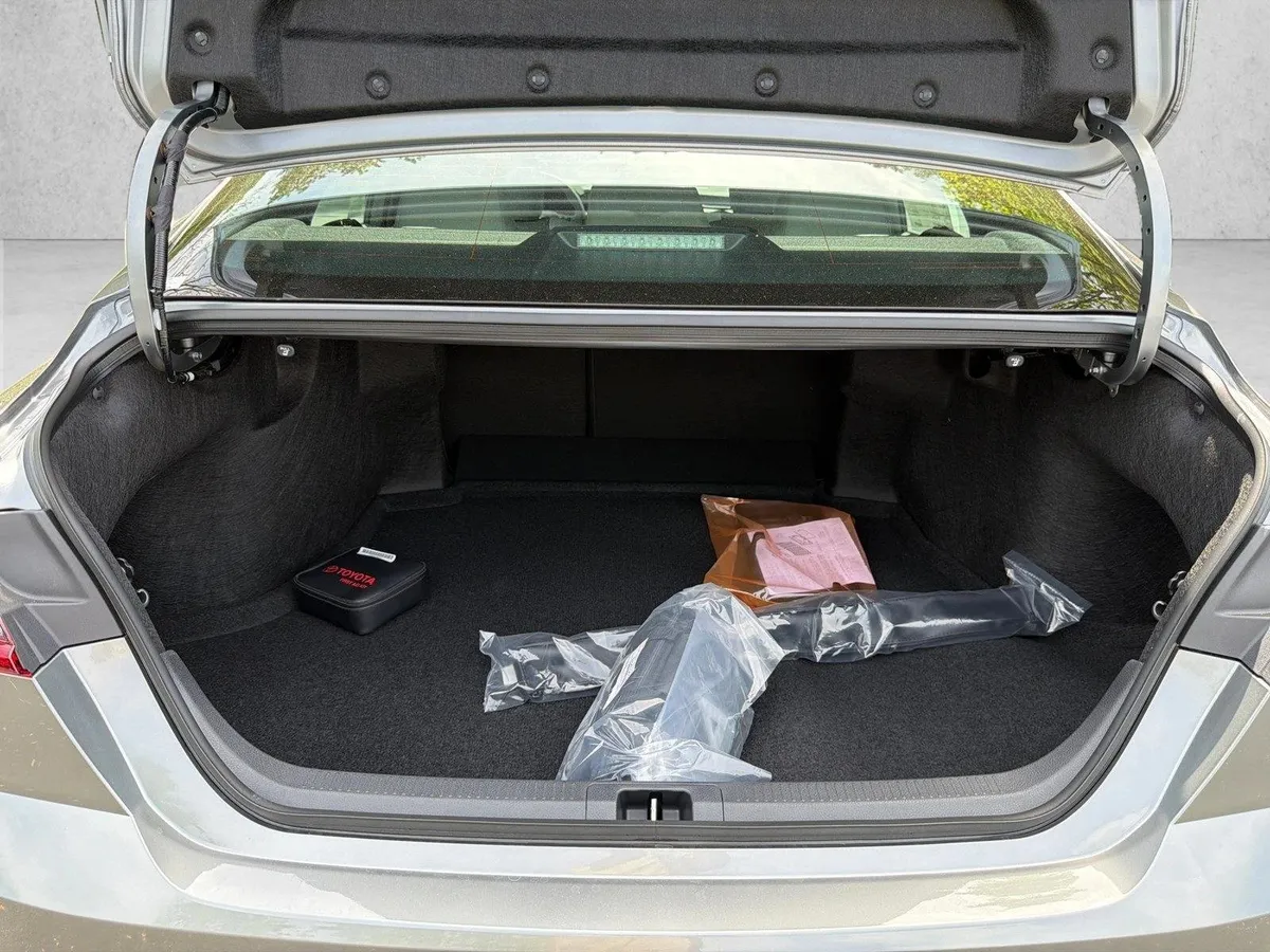 2026 Toyota Camry SE thumbnail 18