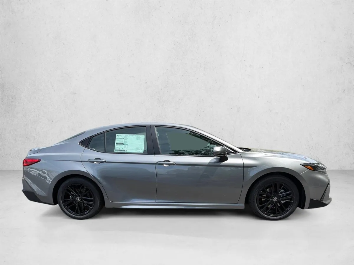 2026 Toyota Camry SE thumbnail 2