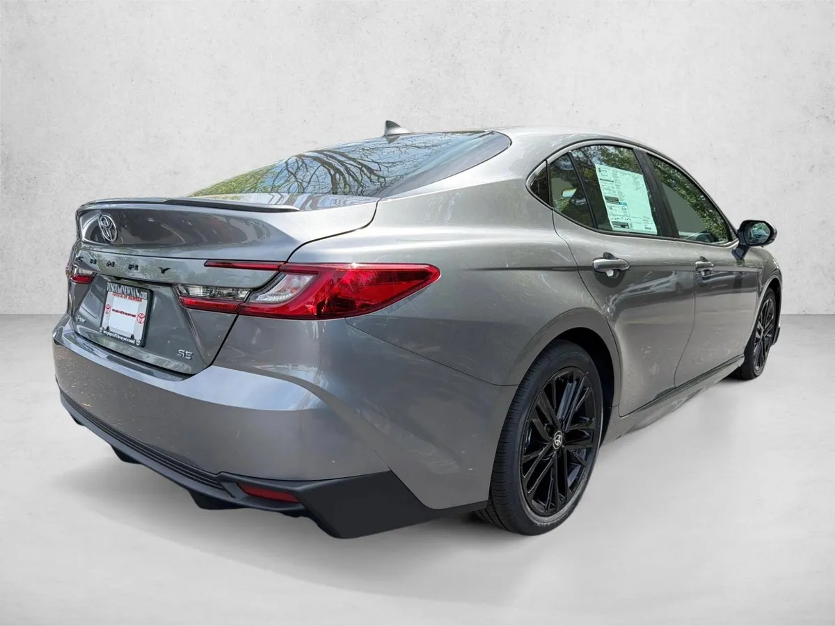 2026 Toyota Camry SE thumbnail 3