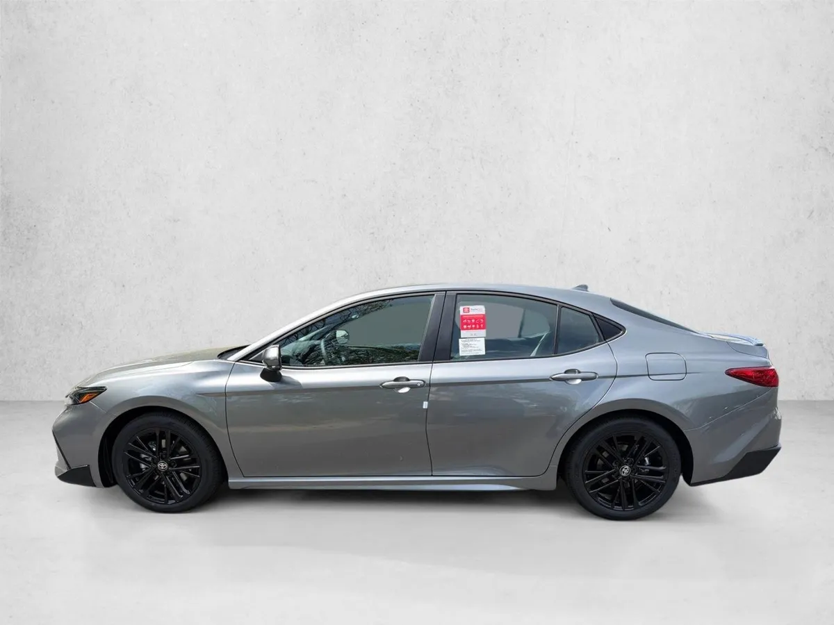 2026 Toyota Camry SE thumbnail 6