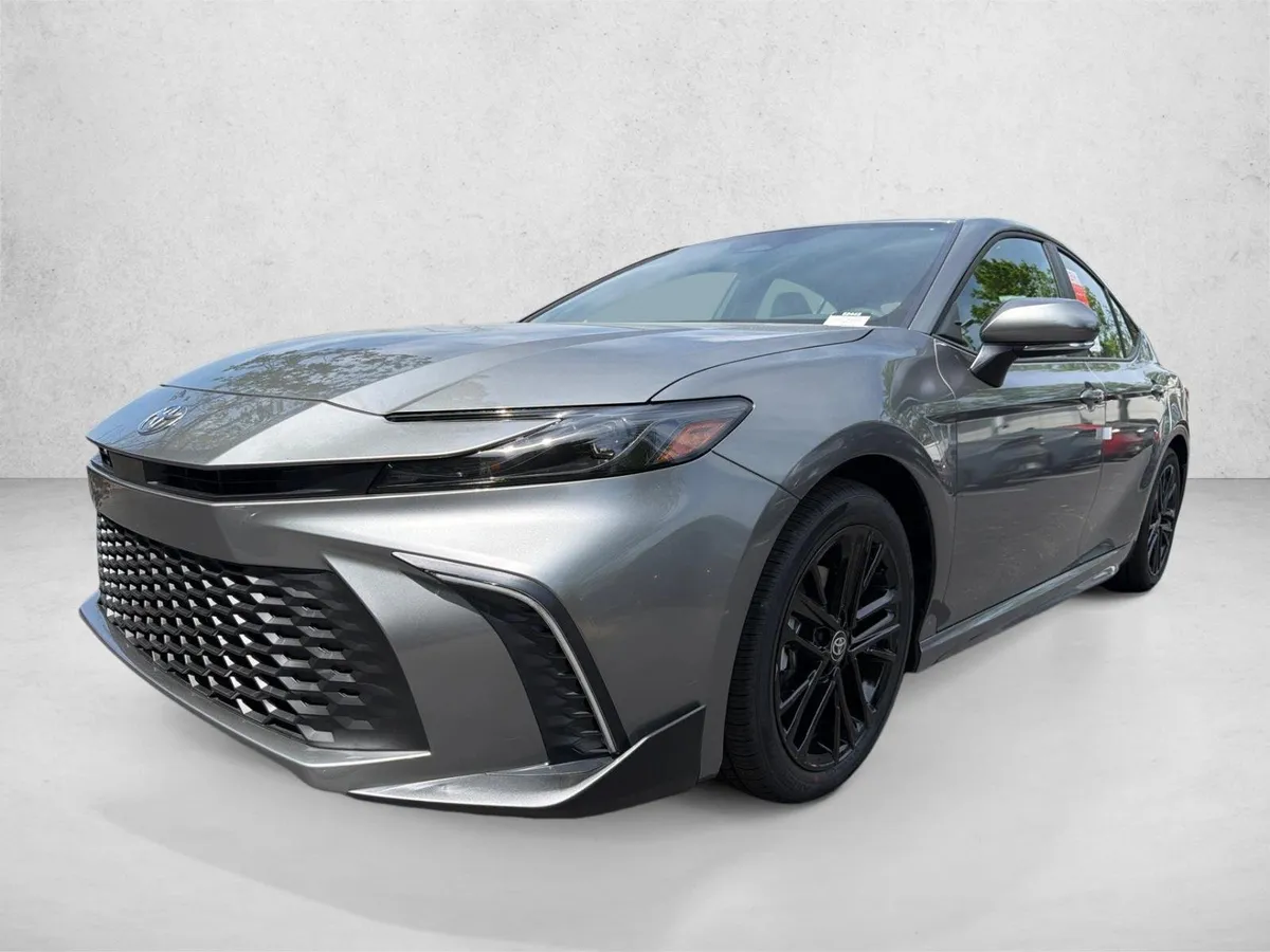 2026 Toyota Camry SE thumbnail 7