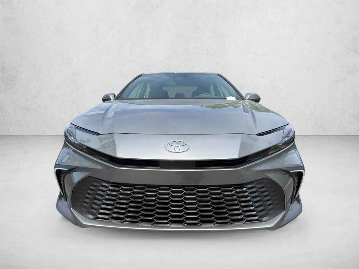 2026 Toyota Camry SE thumbnail 8