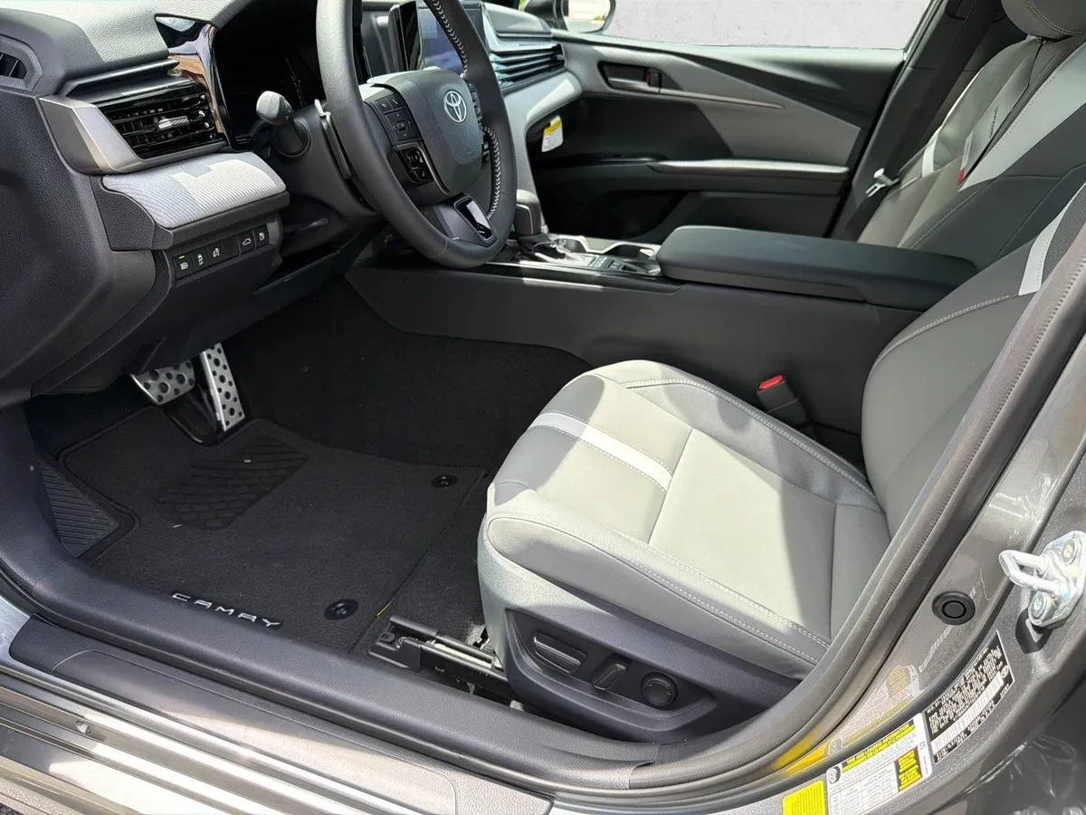 2026 Toyota Camry SE thumbnail 9