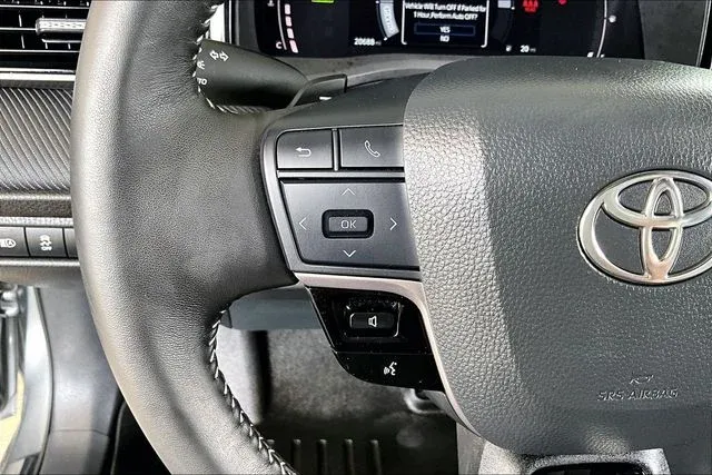 2026 Toyota Camry SE thumbnail 10