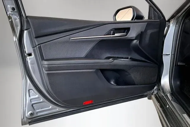 2026 Toyota Camry SE thumbnail 17