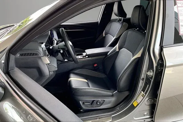 2026 Toyota Camry SE thumbnail 18