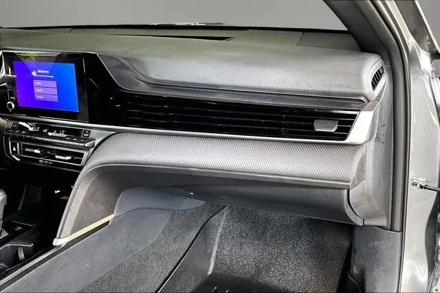 2026 Toyota Camry SE thumbnail 21