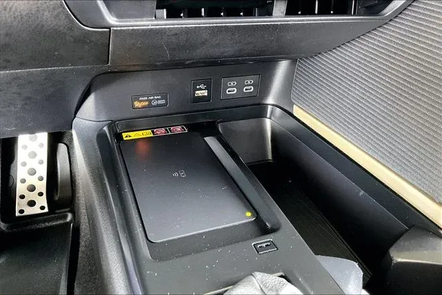 2026 Toyota Camry SE thumbnail 24