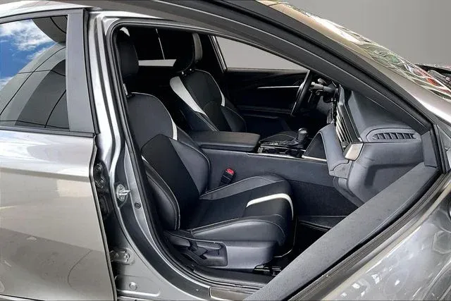 2026 Toyota Camry SE thumbnail 26