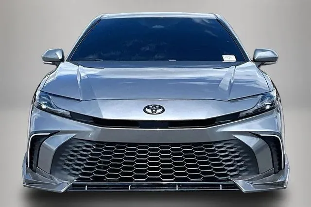 2026 Toyota Camry SE thumbnail 3