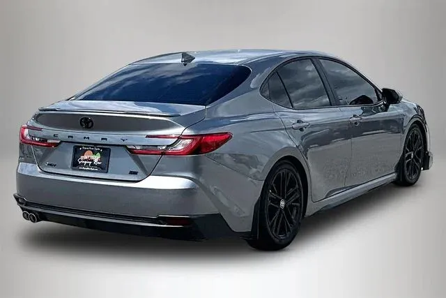 2026 Toyota Camry SE thumbnail 5