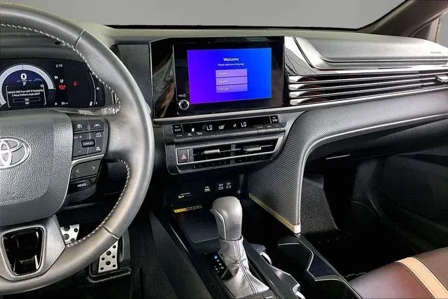 2026 Toyota Camry SE thumbnail 9