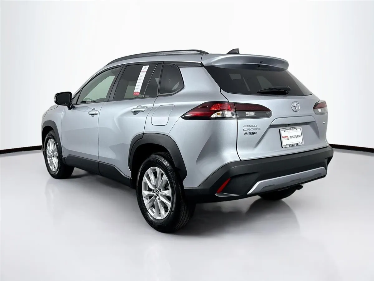 2026 Toyota Corolla Cross LE thumbnail 12