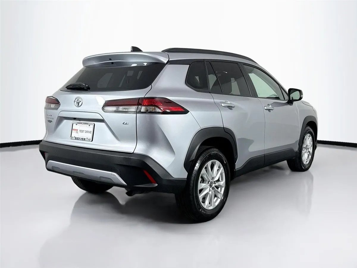 2026 Toyota Corolla Cross LE thumbnail 2