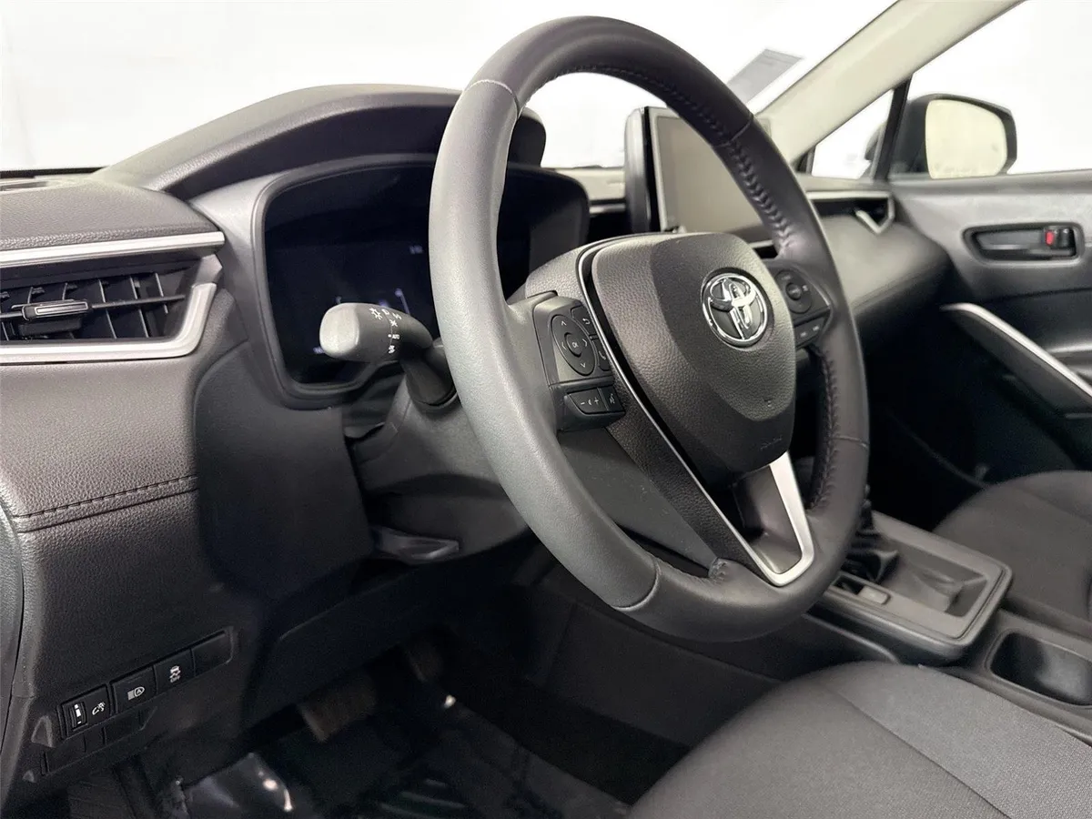 2026 Toyota Corolla Cross LE thumbnail 4