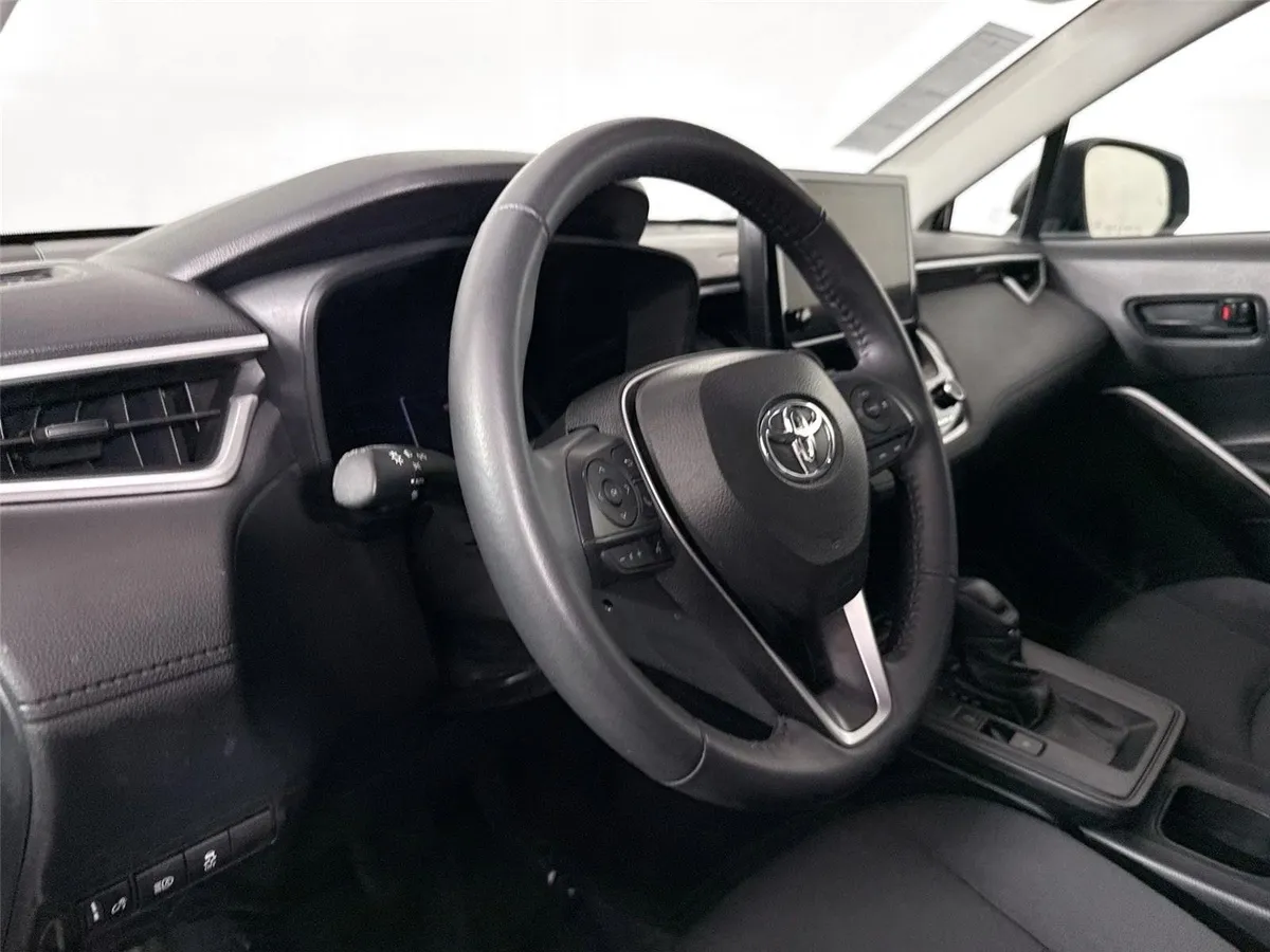 2026 Toyota Corolla Cross LE thumbnail 4