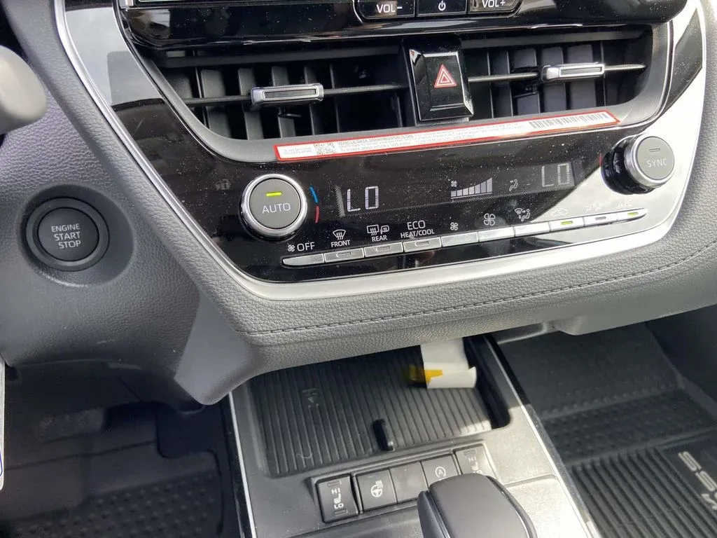 2026 Toyota Corolla Cross XLE thumbnail 24