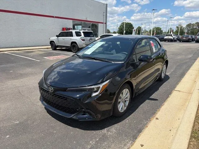 2026 Toyota Corolla Hatchback SE thumbnail 3