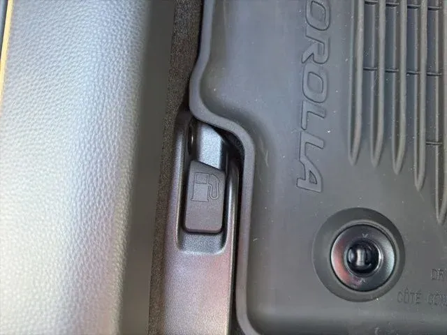 2026 Toyota Corolla Hatchback SE thumbnail 30