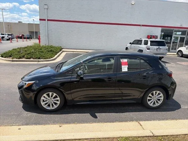 2026 Toyota Corolla Hatchback SE thumbnail 4