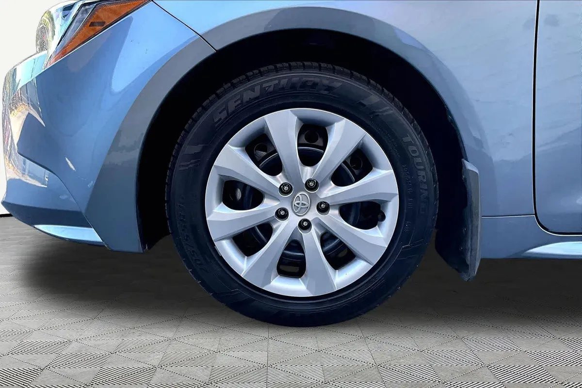 2026 Toyota Corolla LE thumbnail 11